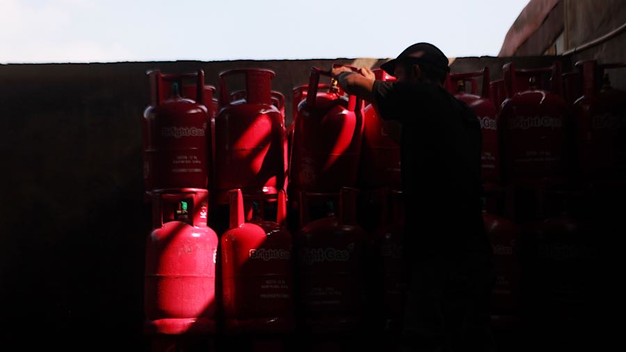 Pekerja menanta tabung gas LPG non subsidi di Pasar Rebo, Jakarta, Senin (20/4/2026). (Bloomberg Technoz/Andrean Kristianto)
