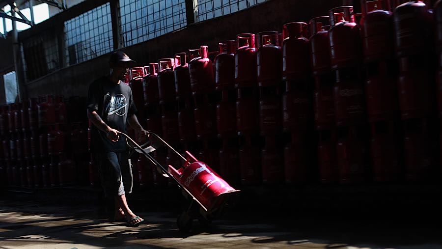 Harga LPG 12 kg ditetapkan sebesar Rp228.000/tabung atau naik Rp36.000 dari harga sebelumnya yaitu Rp192.000. (Bloomberg Technoz/Andrean Kristianto)