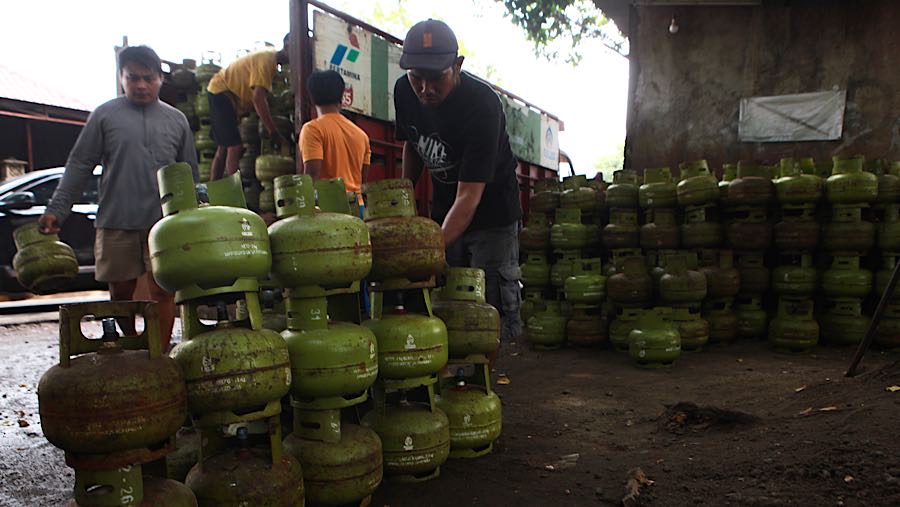 Pekerja menanta tabung gas LPG subsidi 3kg di Pasar Rebo, Jakarta, Senin (20/4/2026). (Bloomberg Technoz/Andrean Kristianto)