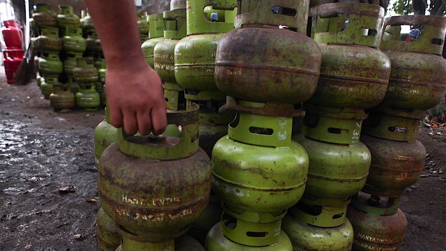 Harga LPG subsidi 3 kg tetap mengacu pada Harga Eceran Tertinggi (HET), yakni berkisar Rp19.000 hingga Rp22.000 per tabung. (Bloomberg Technoz/Andre)