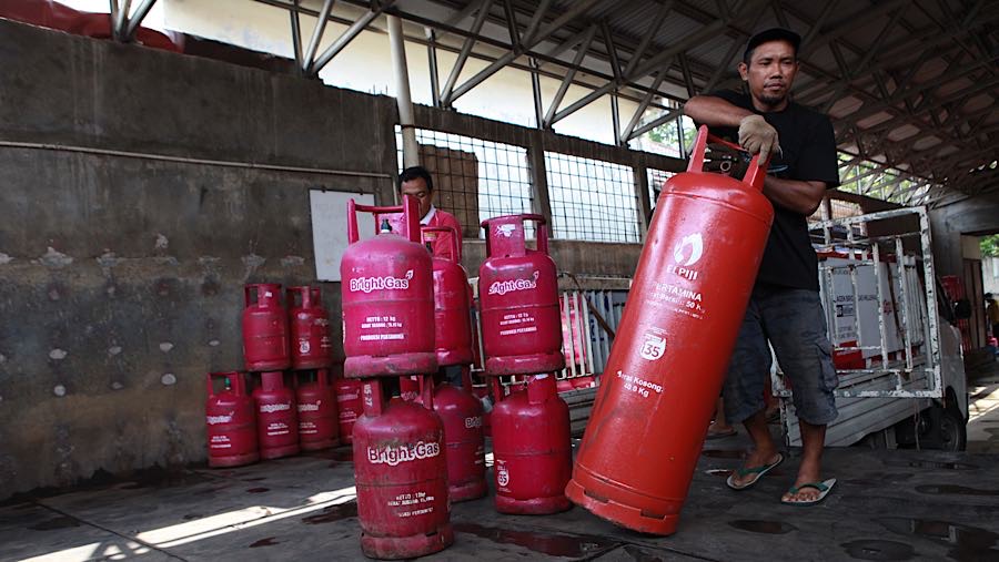 Bagi konsumen non-rumah tangga, harga refill elpiji 50 kg naik 22-28 persen atau sebesar Rp234.000 per tabung. (Bloomberg Technoz/Andrean Kristianto)