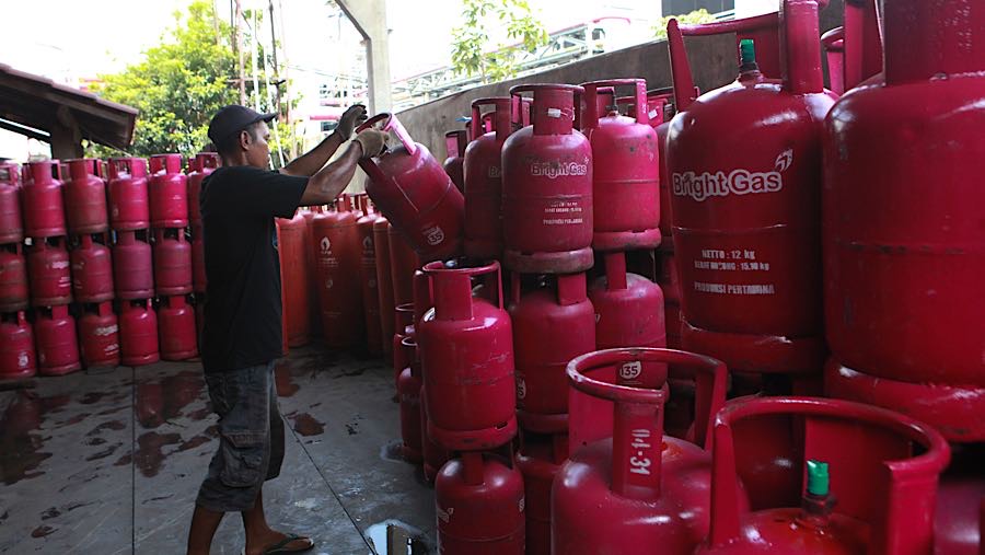 Pekerja menanta tabung gas LPG non subsidi di Pasar Rebo, Jakarta, Senin (20/4/2026). (Bloomberg Technoz/Andrean Kristianto)