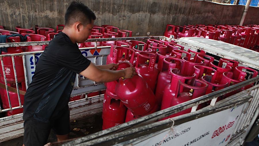 Harga LPG 5,5 kg berada di level Rp107.000/tabung atau naik Rp17.000 dibandingkan dengan harga sebelumnya. (Bloomberg Technoz/Andrean Kristianto)