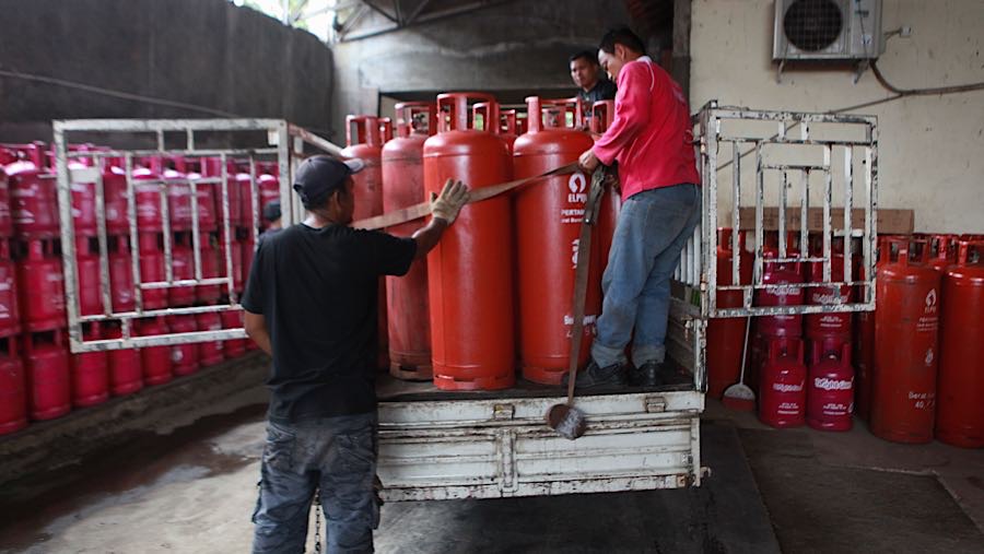 Sedangkan untuk penebusan tabung baru beserta isinya (ukuran 50 kg) naik 9-10 persen dengan selisih harga yang sama, yakni Rp234.000 per tabung.