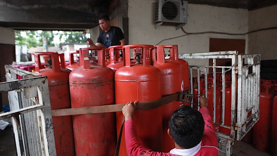 Pekerja menanta tabung gas LPG non subsidi di Pasar Rebo, Jakarta, Senin (20/4/2026). (Bloomberg Technoz/Andrean Kristianto)