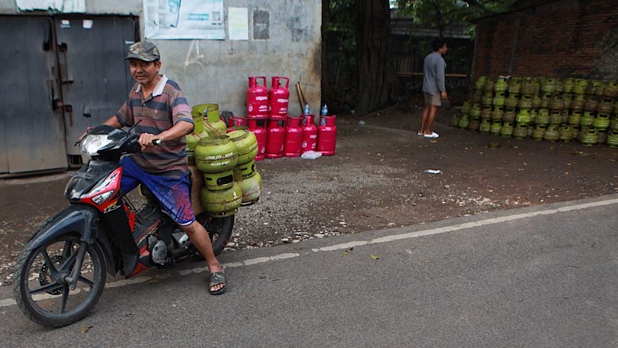 Harga LPG 3 kg tidak mengalami penyesuaian, sebab Gas Melon mendapatkan subsidi dari pemerintah. (Bloomberg Technoz/Andrean Kristianto)