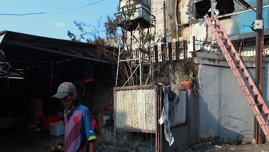 Kejadian kebakaran tersebut juga ikut berdampak ke salah satu rumah warga yang tinggal tidak jauh dari lokasi. (Bloomberg Technoz/Andrean Kristianto)