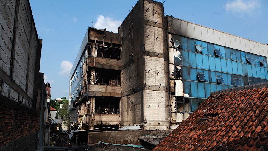 Kebakaran melanda Gedung D Direktorat Jenderal Bina Pemerintahan Desa Kementerian Dalam Negeri di Jalan Raya Pasar Minggu, Jakarta Selatan.