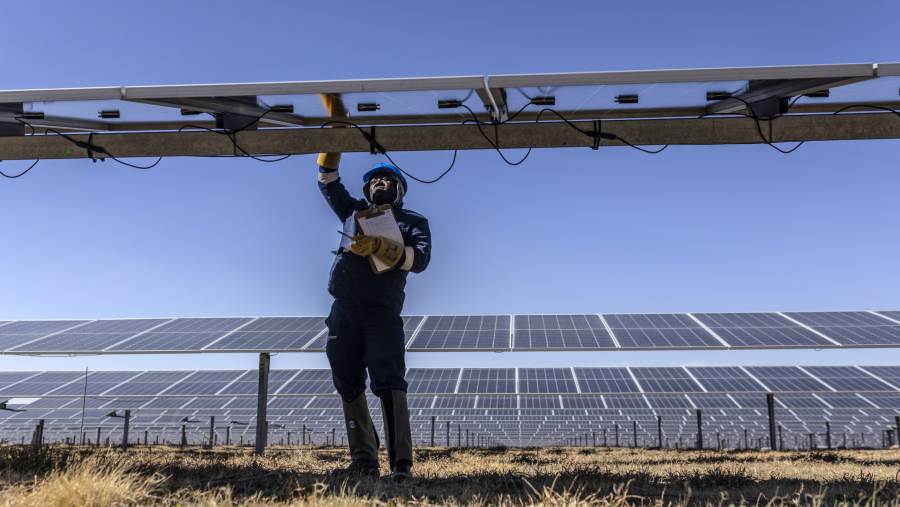 Salah satu proyek energi terbarukan di Evander, Afrika Selatan, berupa panel surya.dok: Guillem Sartorio/Bloomberg
