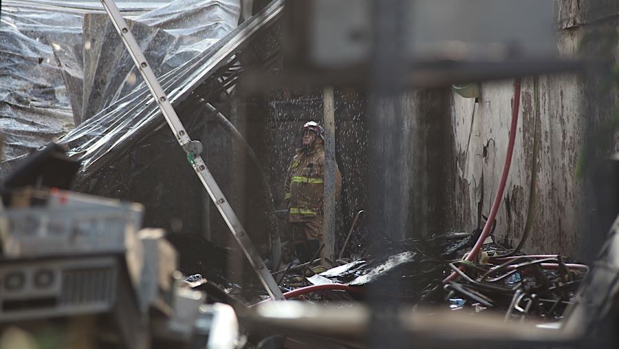 Pemadam bekerja di lokasi kebakaran Gedung D Ditjen Bina Pemerintahan Desa Kemendagri, Jakarta Selatan, Senin (20/4/2026). (Bloomberg Technoz/Andrean)