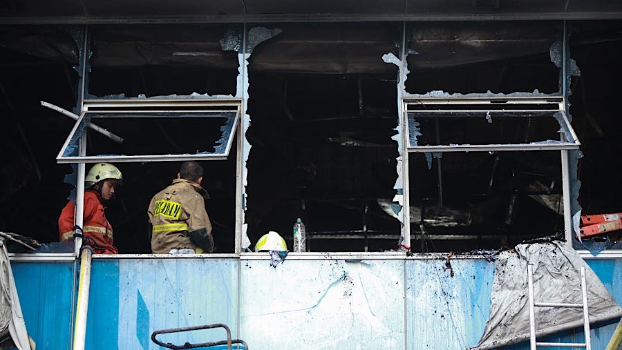 Akibat kebakaran tersebut dua orang karyawan mengalami luka ringan. (Bloomberg Technoz/Andrean)