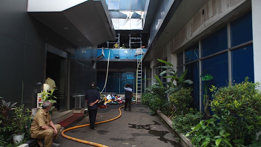 Kerusakan Gedung D Ditjen Bina Pemerintahan Desa Kemendagri yang terbakar di Jakarta Selatan, Senin (20/4/2026) (Bloomberg Technoz/Andrean Kristianto)