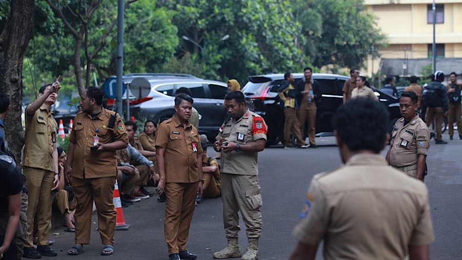 Akibat kejadian tersebut sejumlah karyawan keluar gedung dan berkumpul di area sekitar lokasi. (Bloomberg Technoz/Andrean)