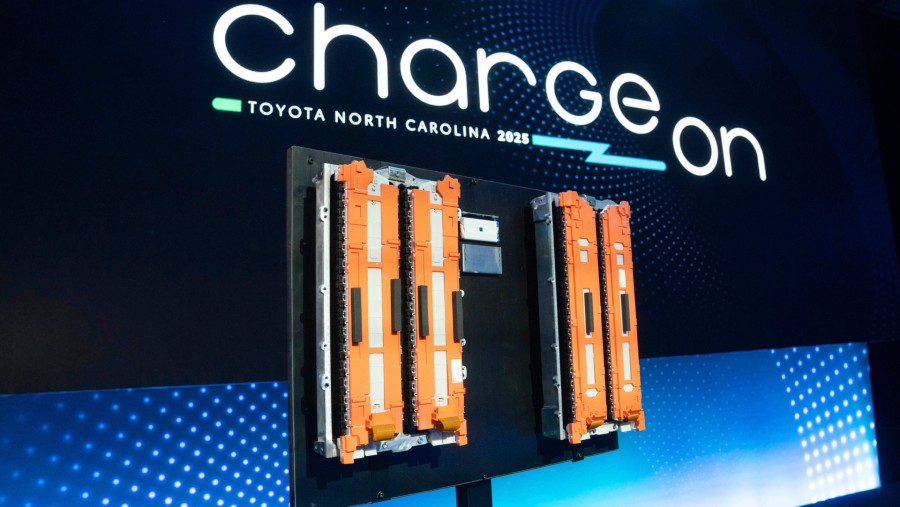 Sebuah baterai Toyota dipamerkan selama acara peresmian pabrik pembuatan baterai Toyota di Liberty, North Carolina, AS./Bloomberg-Allison Joyce