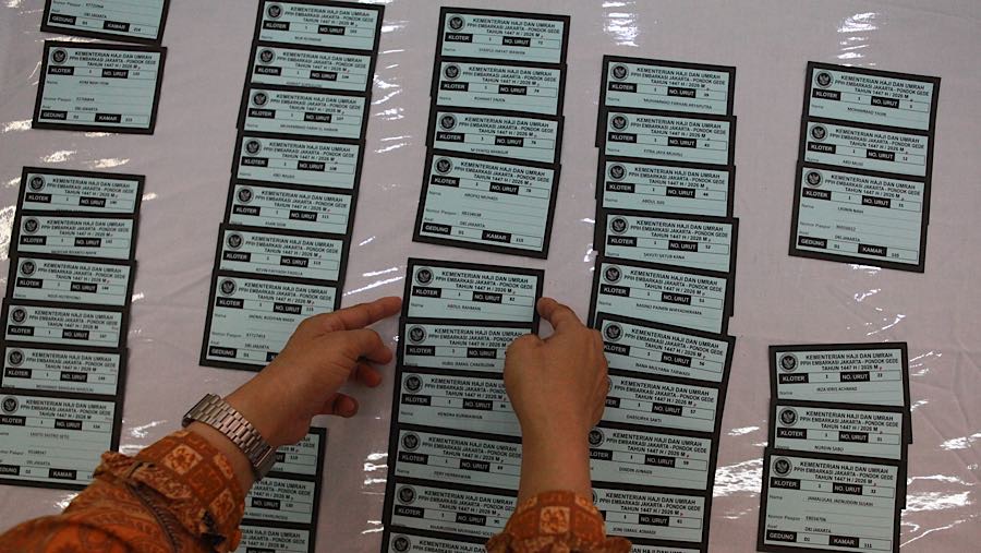 Sebanyak 393 jemaah haji kloter pertama embarkasi Jakarta mulai tiba di Asrama Haji Pondok Gede hari ini. (Bloomberg Technoz/Andrean Kristianto)