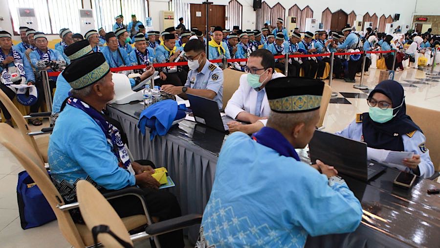 Jamaah haji mengikuti proses sebelum pemberangkatan di Asrama Haji Pondok gede, Jakarta, Selasa (21/4/2026). (Bloomberg Technoz/Andrean Kristianto)