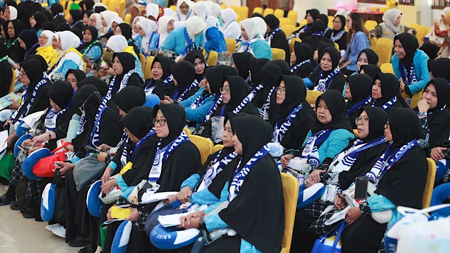 Jamaah haji mengikuti proses sebelum pemberangkatan di Asrama Haji Pondok gede, Jakarta, Selasa (21/4/2026). (Bloomberg Technoz/Andrean Kristianto)