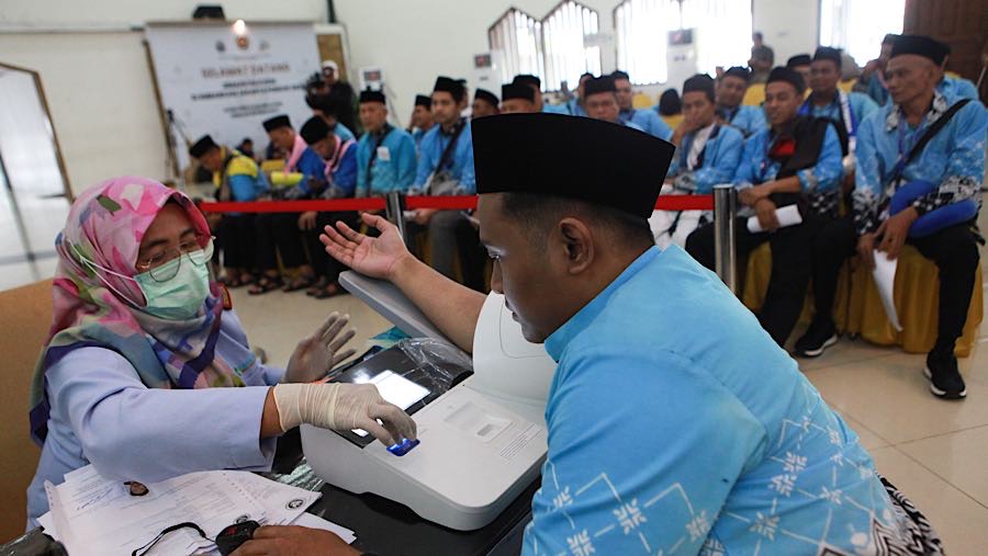 Kemudian para jemaah menjalani pemeriksaan kesehatan sebelum diberangkatkan. (Bloomberg Technoz/Andrean Kristianto)