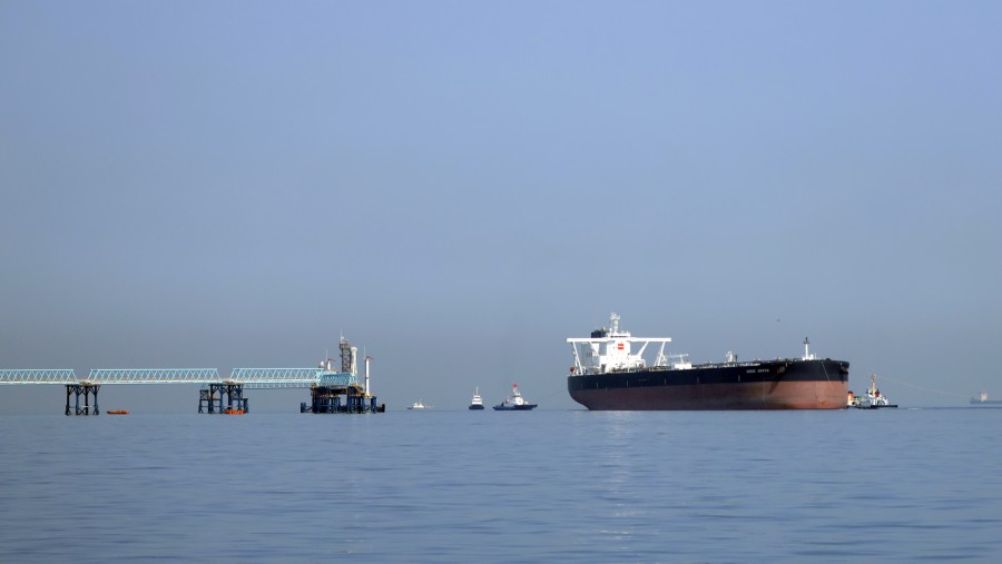 Kapal tanker minyak tiba di dermaga laut lepas Pangkalan Penimbunan Minyak Nasional Shirashima di Kitakyushu, Prefektur Fukuoka, Jepang./Bloomberg