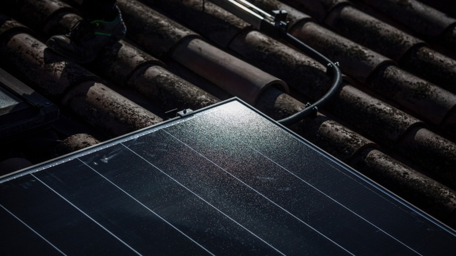 Panel surya di atap. (Fotografer: Angel Garcia/Bloomberg)