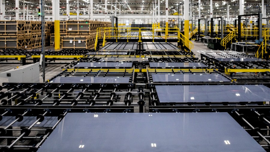 Pabrik panel surya./Bloomberg-Emily Elconin