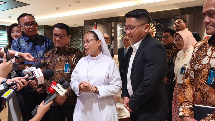 BNI dan Bendahara CU Paroki Aek Naraba Suster Natalia bertemu Wakil Ketua DPR Sufmi Dasco Ahmad. (Bloomberg Technoz/Dovana Hasiana)