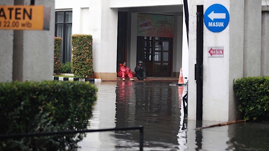 Hujan dengan intensitas sedang hingga lebat diperkirakan melanda hampir seluruh provinsi. (Bloomberg Technoz/Andrean Kristianto)