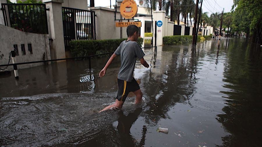 Kondisi ini dipicu oleh dinamika atmosfer dalam skala global, regional, hingga lokal serta masa peralihan musim (Bloomberg Technoz/Andrean Kristianto)