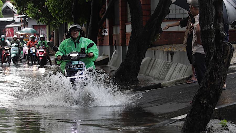 Pengendara melintasi banjir di jalan Siaga Raya, Jakarta Selatan, Selasa (21/4/2026). (Bloomberg Technoz/Andrean Kristianto)