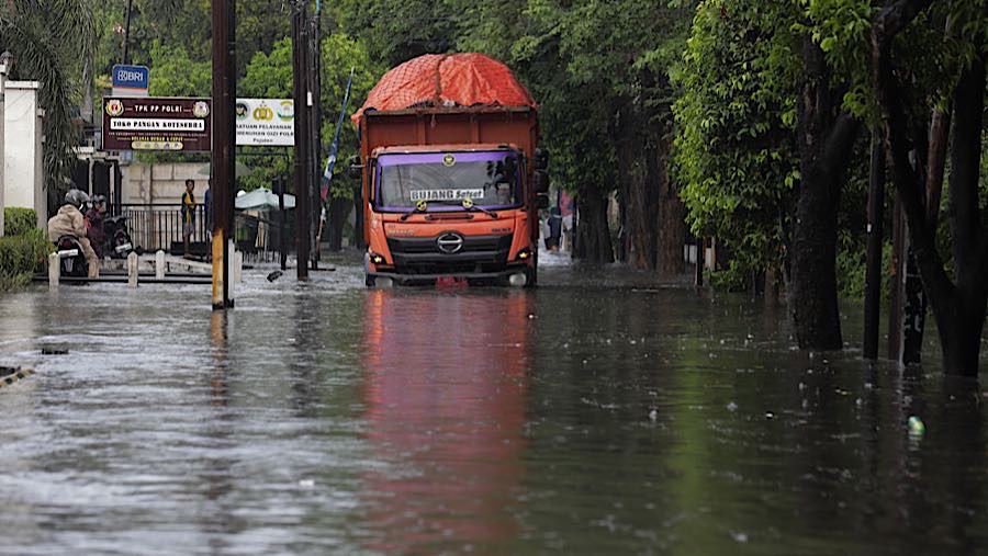 Selain itu, peralihan dari Monsun Asia ke Monsun Australia turut membentuk pola angin dan konvergensi yang mendukung pertumbuhan awan hujan.