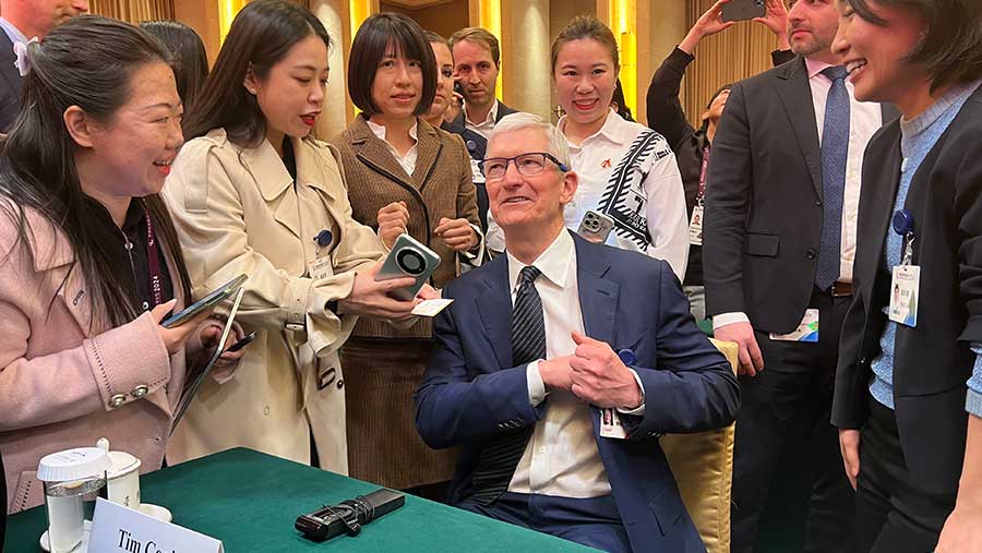 Tim Cook mengemban peran baru menjadi duta global (Bloomberg)