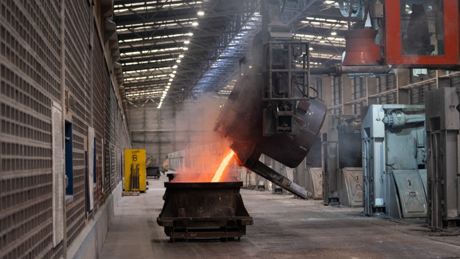 Sektor elektrolisis di smelter aluminium Aluminum Dunkerque SAS dekat Dunkirk, Prancis./Bloomberg-Nathan Laine
