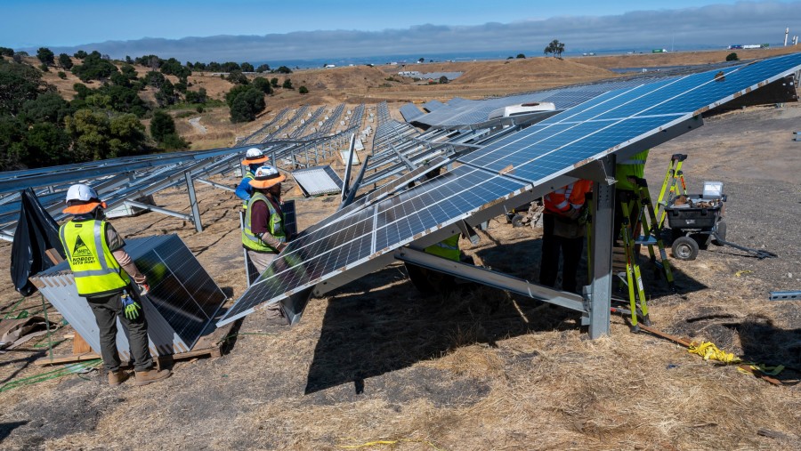 Para kontraktor memasang panel surya di Kompleks Energi Terbarukan Phillips 66 Rodeo di Rodeo, California, AS./Bloomberg-David Paul Morris