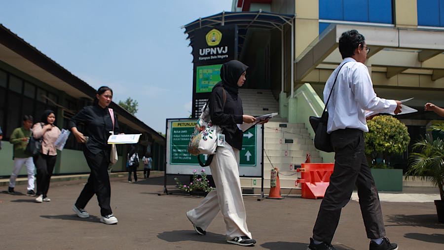 Peserta bersiap mengikuti Seleksi Nasional Berdasarkan Tes (SNBT) 2026 di UPNVJ, Limo, Depok, Rabu (22/4/2026). (Bloomberg Technoz/Andrean Kristianto)