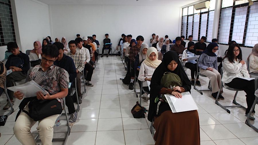 Peserta bersiap Seleksi Nasional Berdasarkan Tes (SNBT) 2026 di UPNVJ, Limo, Depok, Rabu (22/4/2026). (Bloomberg Technoz/Andrean Kristianto)
