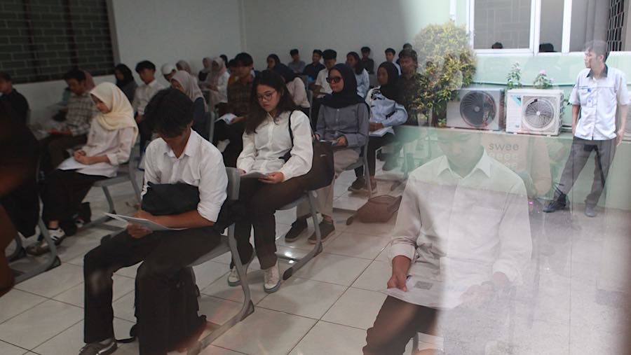 Kehadiran para orang tua tersebut untuk memberi semangat bagi peserta yang akan menjalani ujian. (Bloomberg Technoz/Andrean Kristianto)