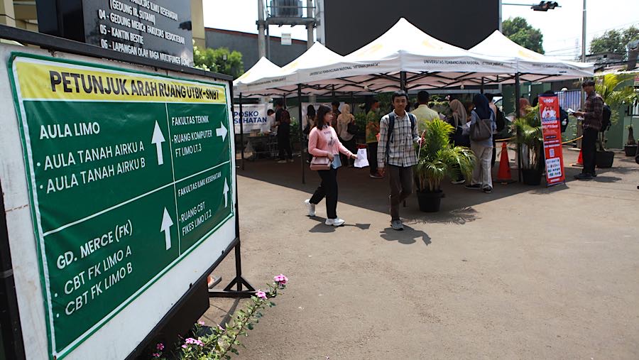 Peserta bersiap Seleksi Nasional Berdasarkan Tes (SNBT) 2026 di UPNVJ, Limo, Depok, Rabu (22/4/2026). (Bloomberg Technoz/Andrean Kristianto)
