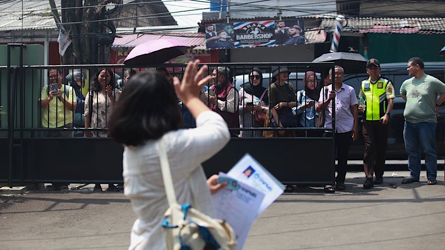 Kehadiran peserta turut didampingi orang tua yang memberikan dukungan langsung di lokasi. (Bloomberg Technoz/Andrean Kristianto)