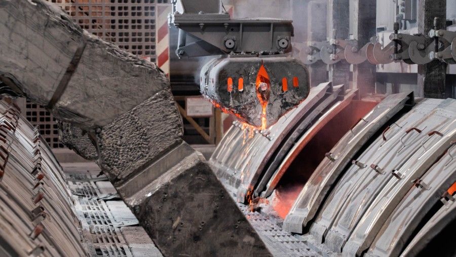 Bak elektrolisis di bengkel elektrolisis di smelter Aluminium Dunkerque SAS di Dunkirk, Prancis./Bloomberg-Nathan Laine