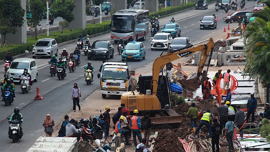 Penataan dilakukan setelah pembongkaran tiang monorel rampung. (Bloomberg Technoz/Andrean Kristianto)