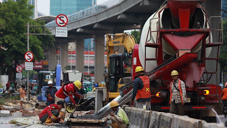 Pemerintah Provinsi (Pemprov) DKI Jakarta melakukan revitalisasi trotoar di sepanjang Jalan HR Rasuna Said, Kuningan, Jakarta Selatan.