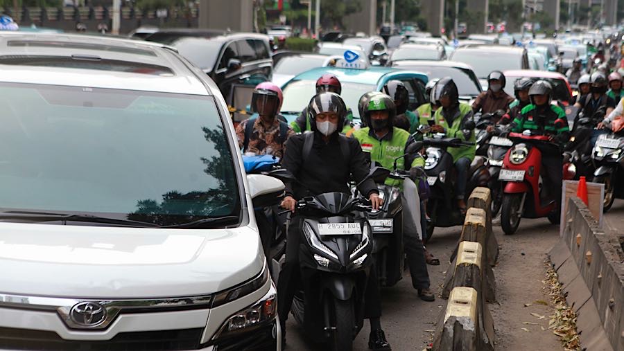 Kendaraan melintas di dekat proyek revitalisasi trotoar di Jalan H.R. Rasuna Said, Jakarta, Rabu (22/4/2026) (Bloomberg Technoz/Andrean Kristianto)
