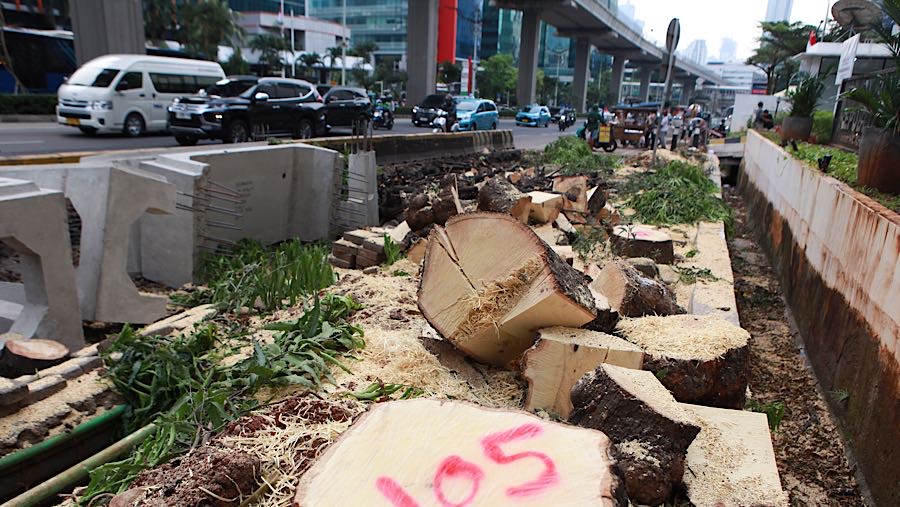 Kualitas trotoar di Jalan HR Rasuna Said akan ditingkatkan setara dengan kawasan Sudirman–Thamrin.  (Bloomberg Technoz/Andrean Kristianto)