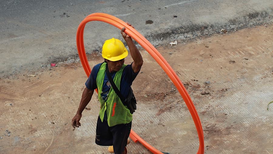 Revitalisasi mencakup perbaikan trotoar sepanjang sekitar 3,8 kilometer agar lebih lebar, nyaman, dan aman bagi pejalan kaki.