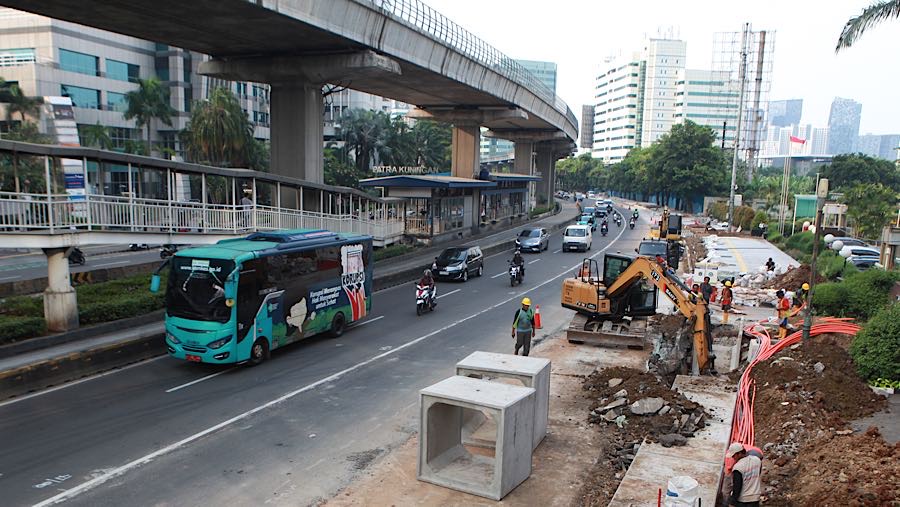 Kendaraan melintas di dekat proyek revitalisasi trotoar di Jalan H.R. Rasuna Said, Jakarta, Rabu (22/4/2026) (Bloomberg Technoz/Andrean Kristianto)