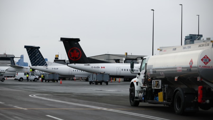 Pengisian bahan bakar jet./Bloomberg-Cole Burston