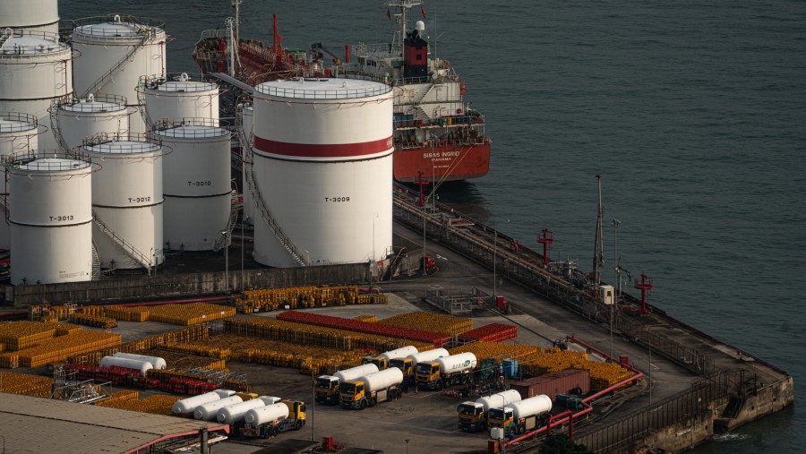 Tangki penyimpanan China Petroleum & Chemical Corp. (Sinopec) di terminal kontainer di Hong Kong, China./Bloomberg-Lam Yik