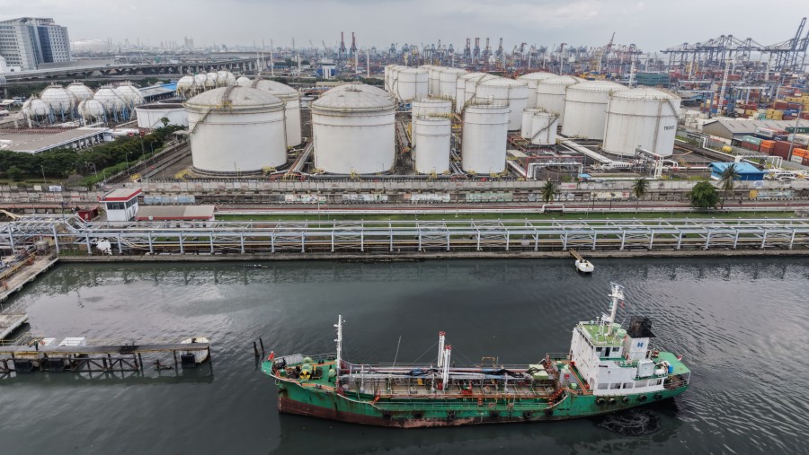 Kapal tanker kimia Ivani mendekati dermaga di fasilitas PT Pertamina di Pelabuhan Tanjung Priok di Jakarta./Bloomberg- Dimas Ardian