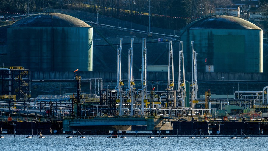 Terminal Maritim Westridge di titik akhir Sistem Pipa Trans Mountain di Burnaby, British Columbia, Kanada. (Fotografer: James MacDonald/Bloomberg)
