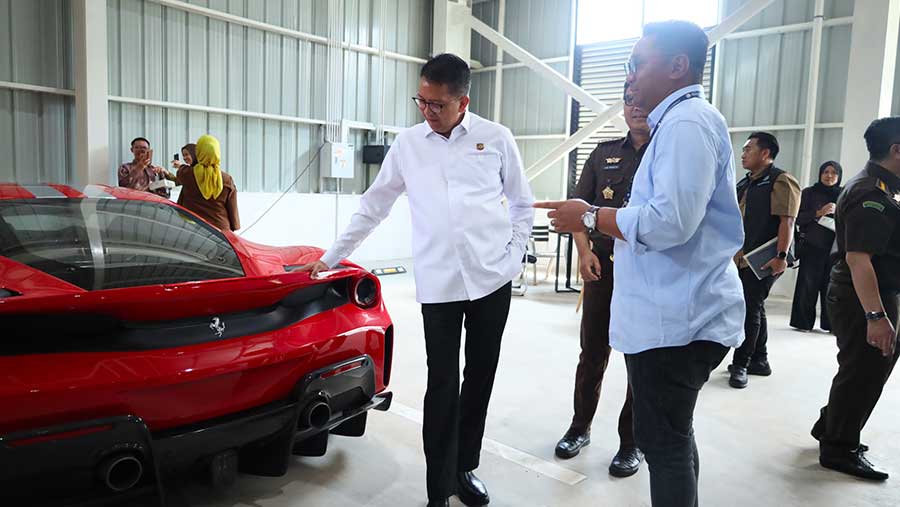 Kejaksaan Agung akan lelang sejumlah barang mewah dari penyitaan kasus korupsi; emas hingga mobil Ferari. (Dok Kejaksaan Agung)